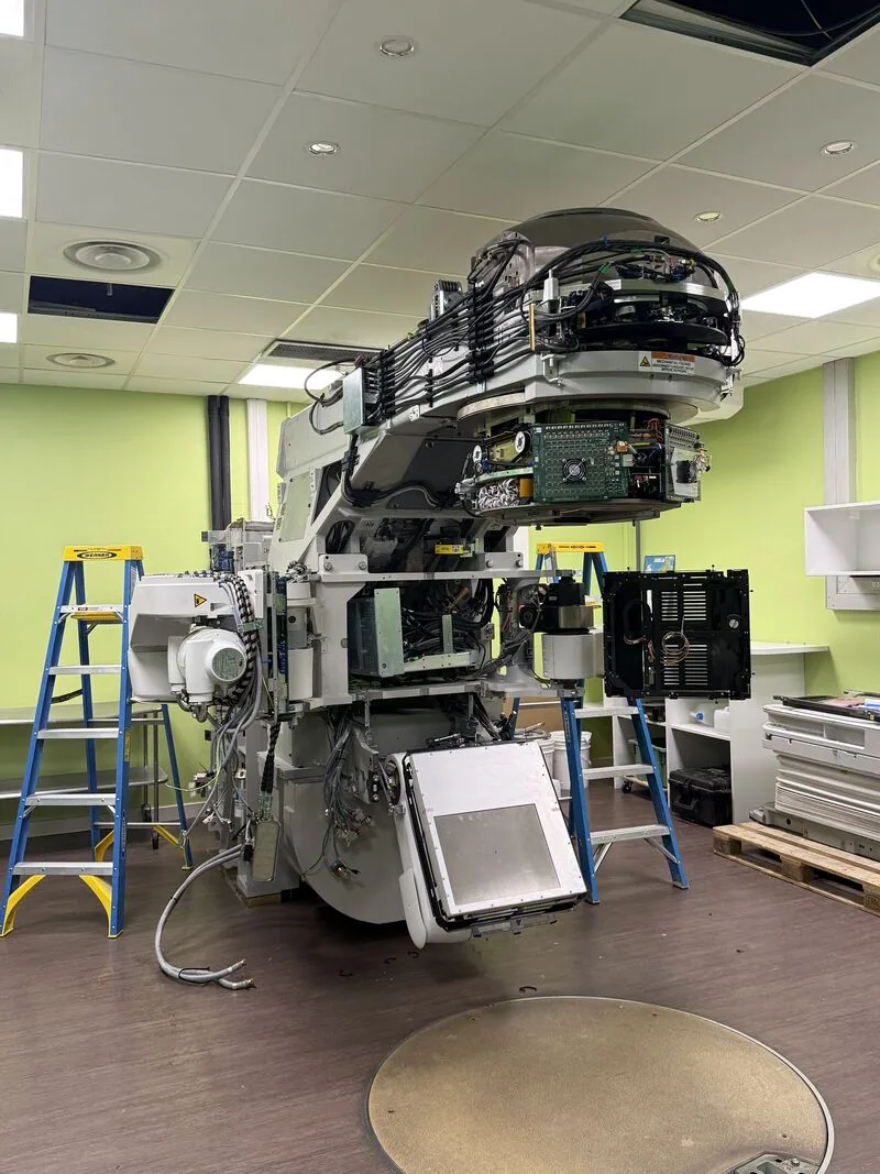 Exposed cables and mechanical parts in the LINAC body — Hôpital Lyon Sud