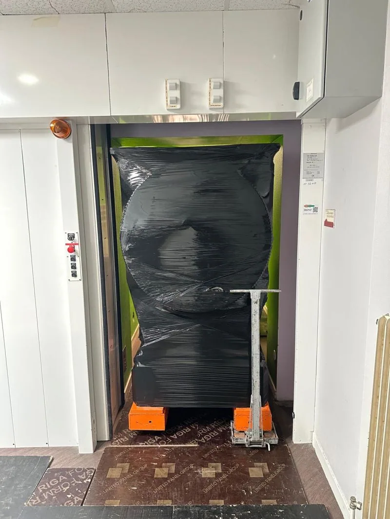 Wrapped unit on a transport frame passing through the lift — Hôpital Lyon Sud