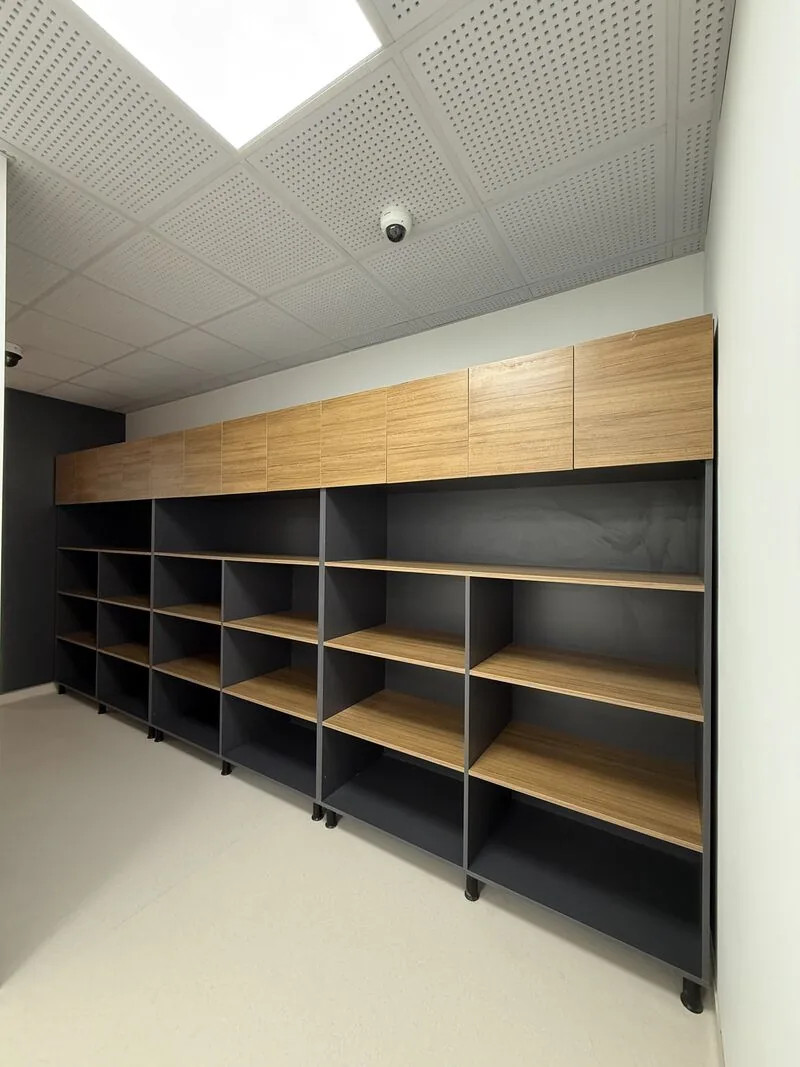 Open shelving and upper cabinets along the wall — Beykent, İstanbul