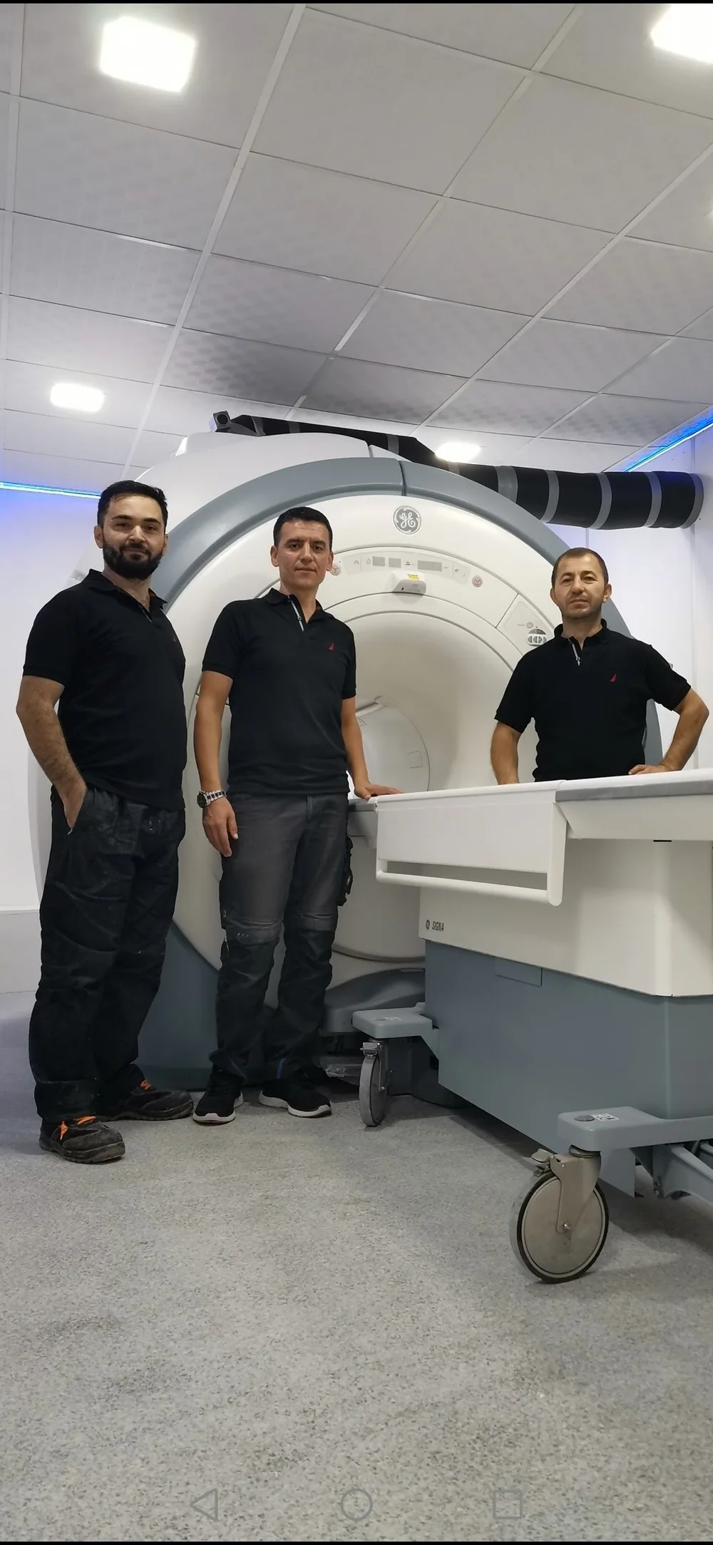 MR cihazının yanında proje ekibi — Kızılay Konya Hastanesi, Türkiye