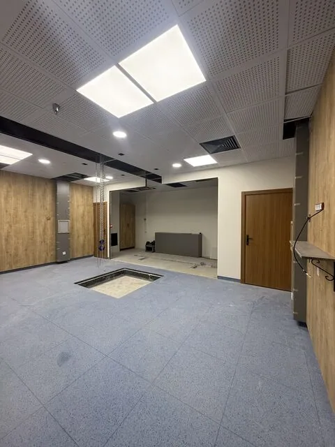 Lighting, wood finishes and open mounting area — Eskişehir