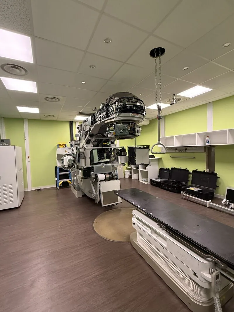 Exposed LINAC gantry and patient table in the room — Hôpital Lyon Sud