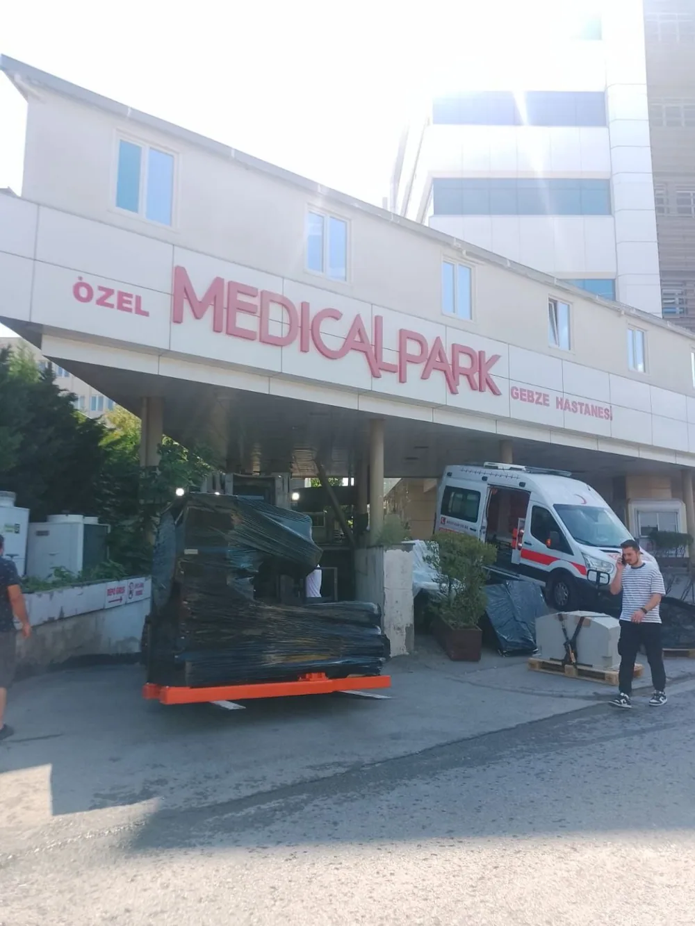 Handling vehicle and equipment outside the hospital — Medical Park Gebze Hospital, Kocaeli, Turkey