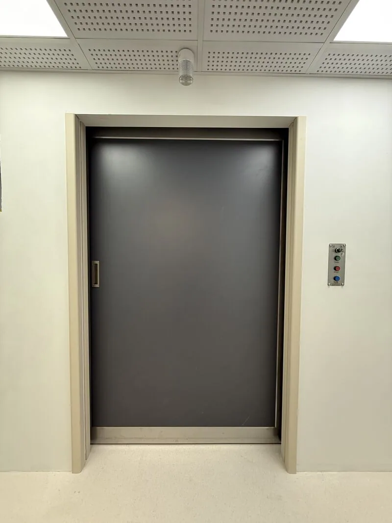 Closed door leaf and wall-mounted control panel — Beykent, İstanbul