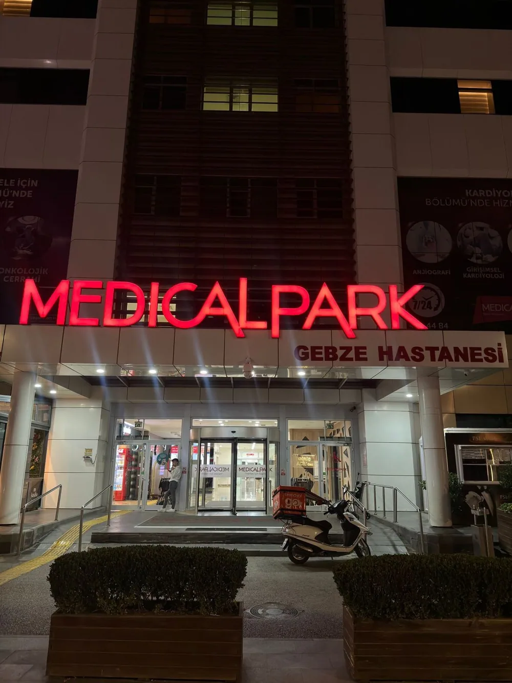 Entrance façade of Medical Park Gebze Hospital — Medical Park Gebze Hospital, Kocaeli, Turkey