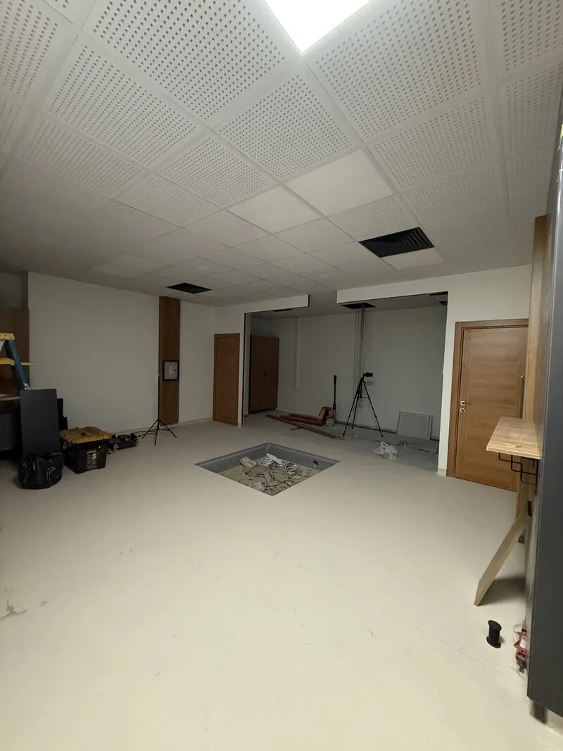 Equipment and finished surfaces inside the room — Beykent, İstanbul