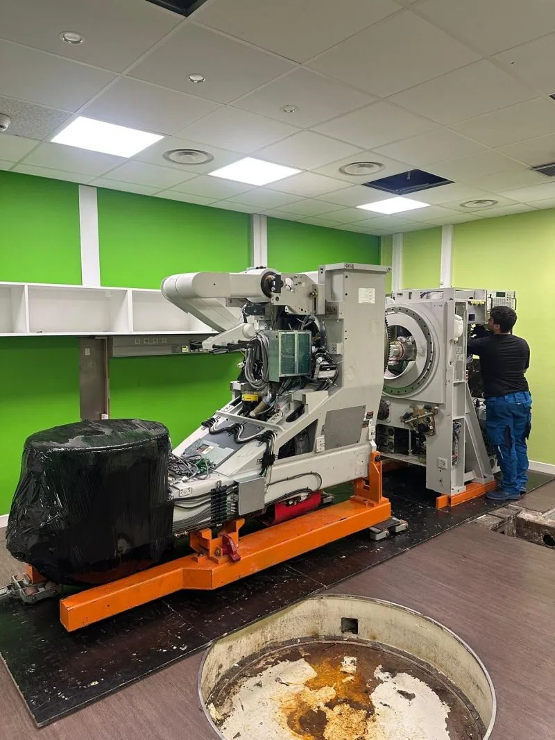 Side view of the LINAC on its transport frame — Hôpital Lyon Sud