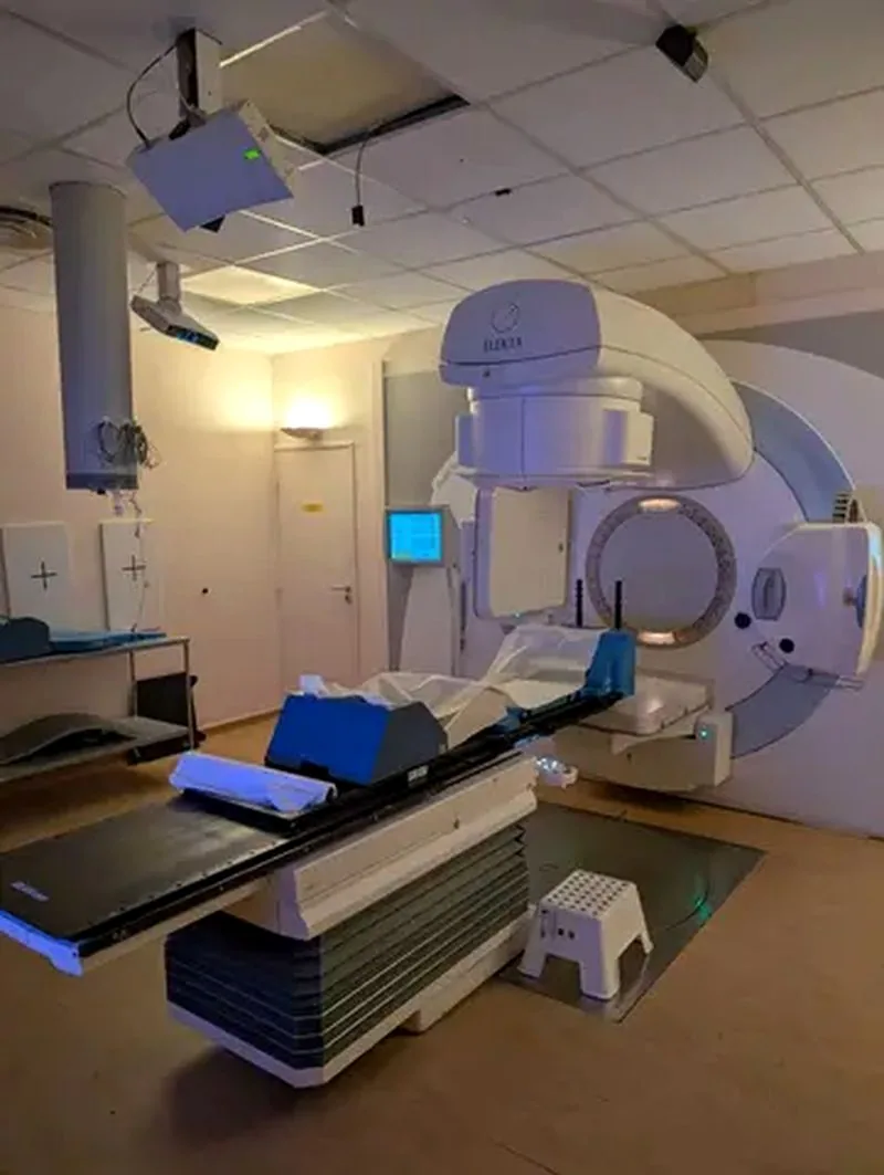 LINAC and patient table in the treatment room — Bobigny – IRHE