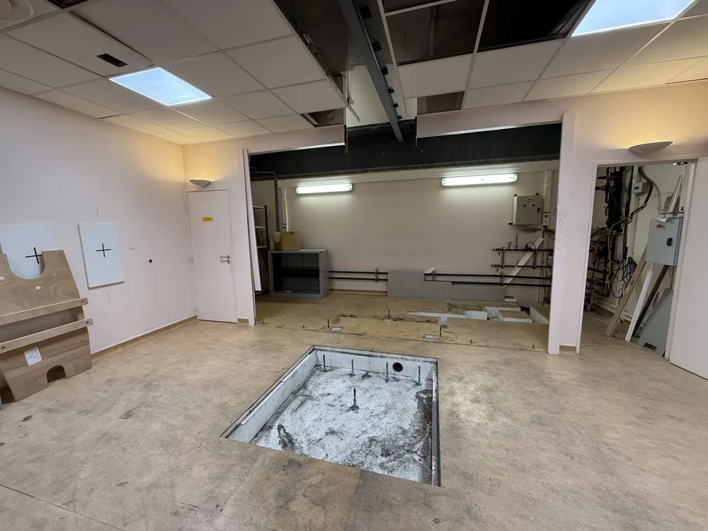 Open equipment mounting pit in the empty treatment room — Bobigny – IRHE