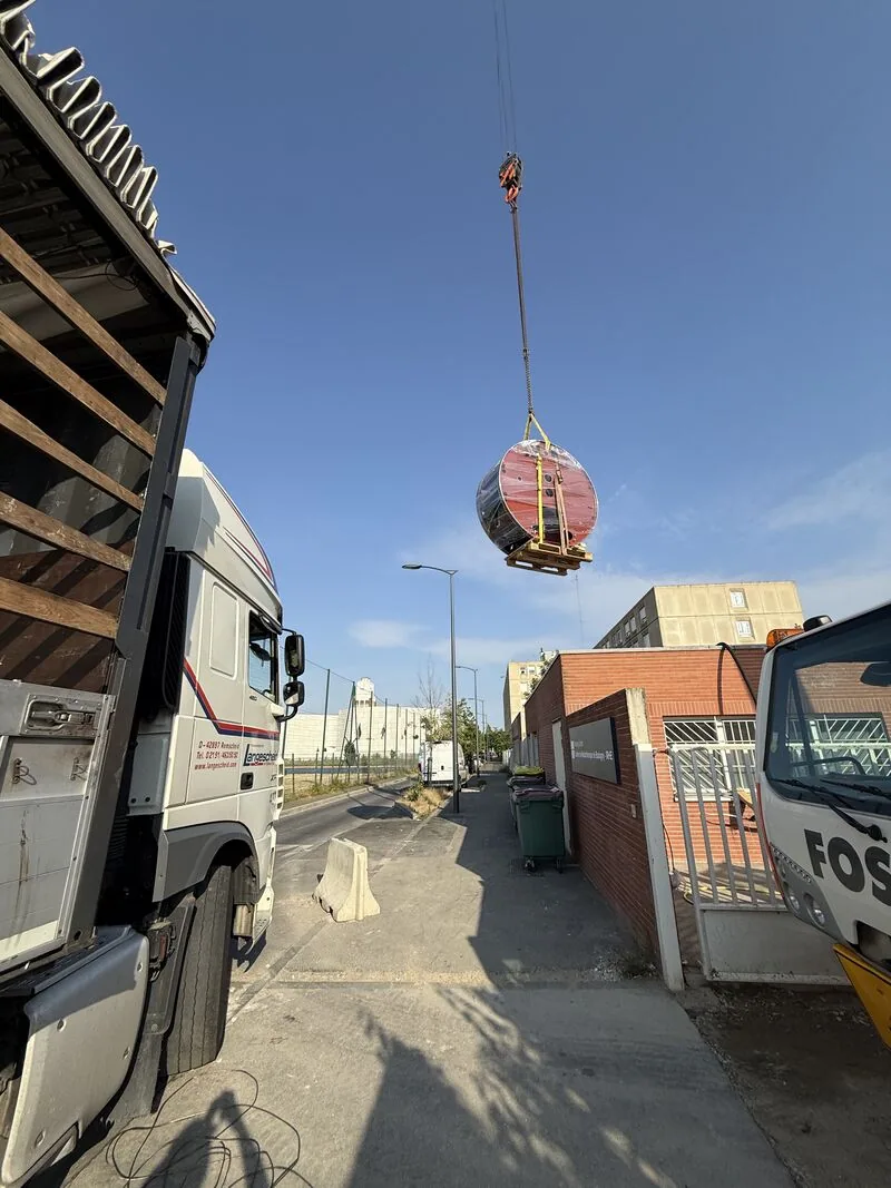 Wrapped gantry lifted by crane beside the transport truck — Bobigny – IRHE
