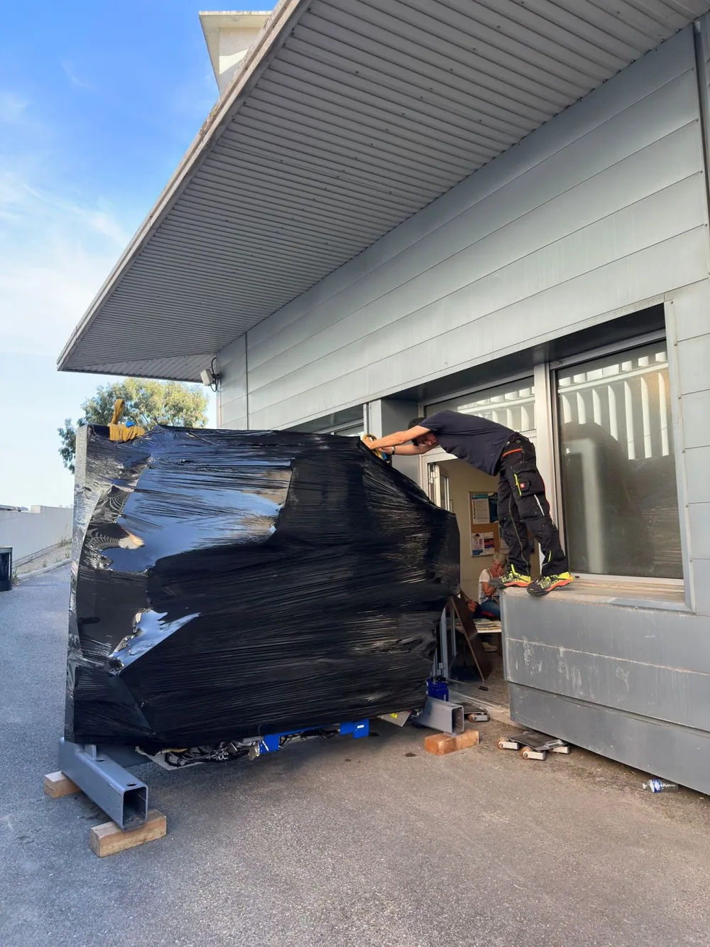 Preparing a wrapped load for handling outside — Centre Antoine Lacassagne, France