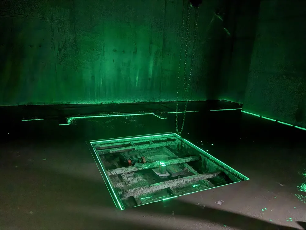 Green laser lines around the open mounting area — Eskişehir