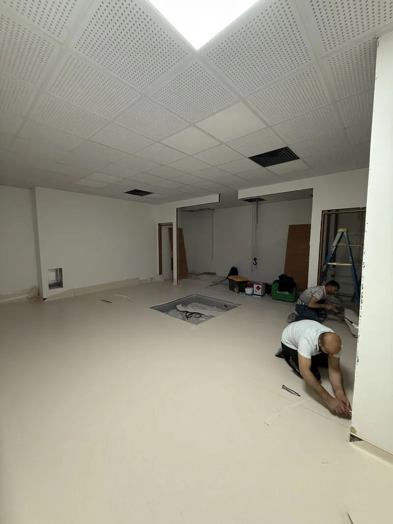 Team installing the floor covering — Beykent, İstanbul