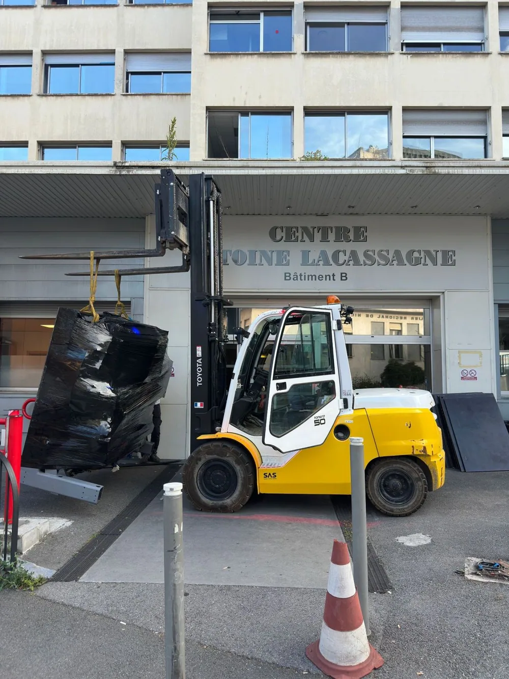 Forklift handling outside Centre Antoine Lacassagne — Centre Antoine Lacassagne, France