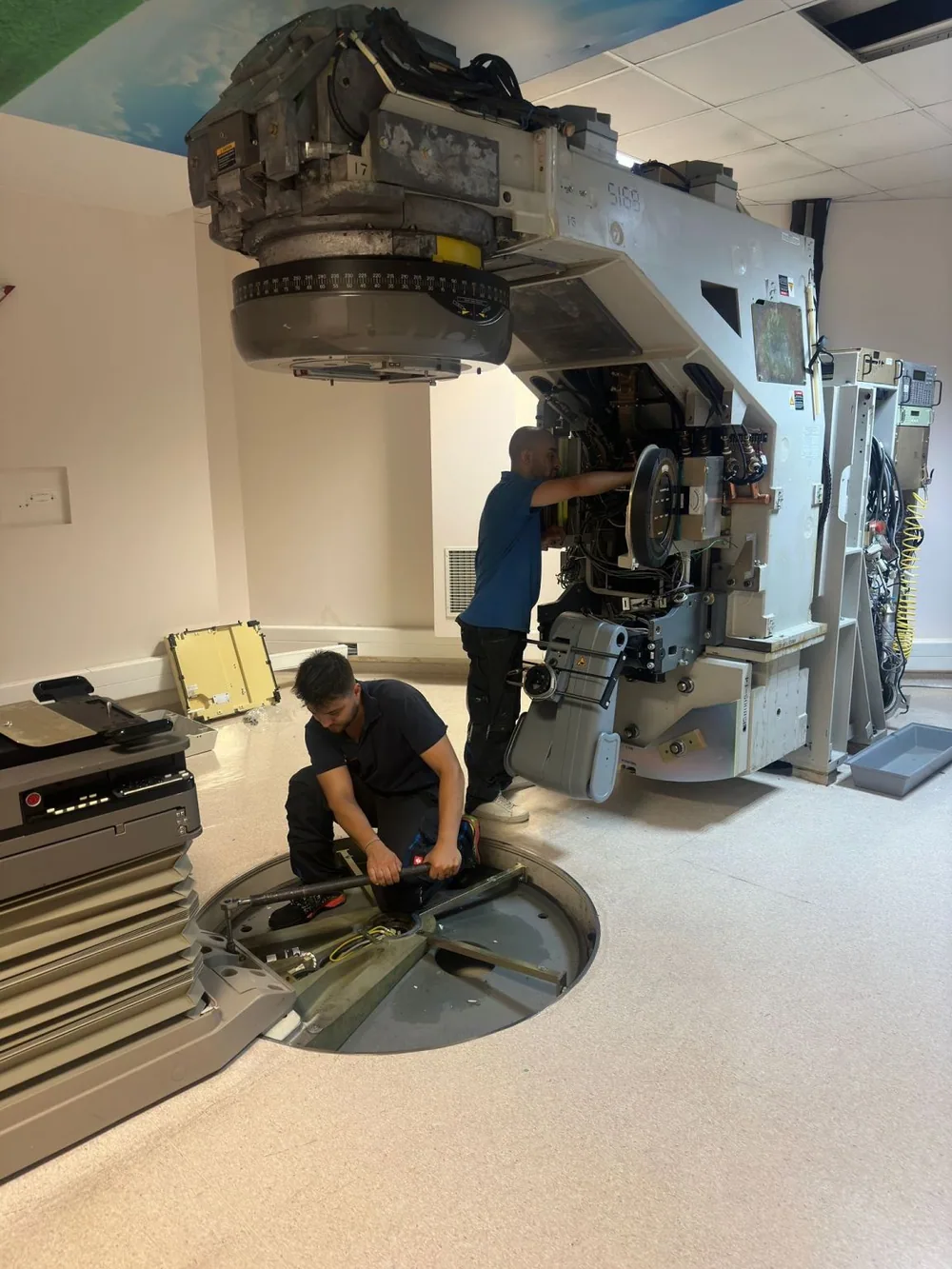 Dismantling preparations around the equipment — Medical Park Gebze Hospital, Kocaeli, Turkey