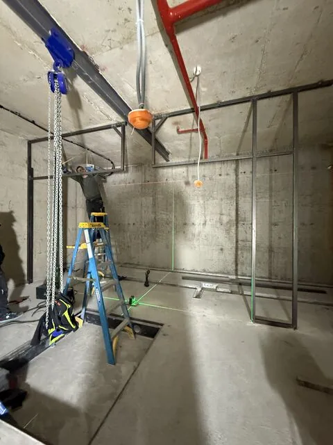 Metal framing and overhead handling equipment in the room — Eskişehir