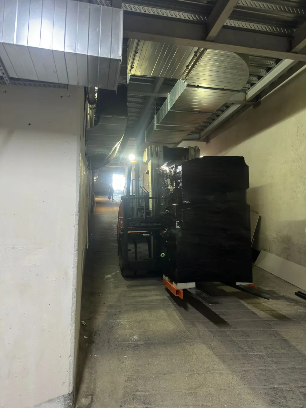 Moving a wrapped load in a technical area — Medical Park Gebze Hospital, Kocaeli, Turkey