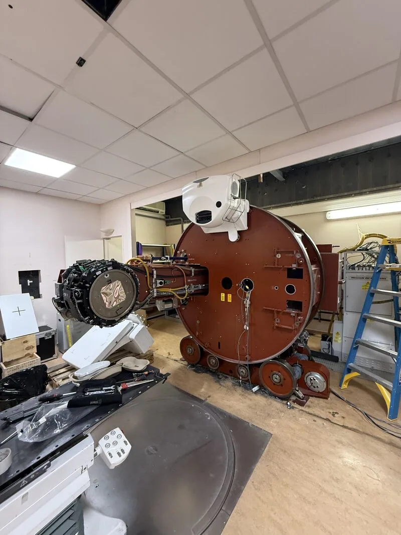 LINAC gantry with its outer covers removed — Bobigny – IRHE