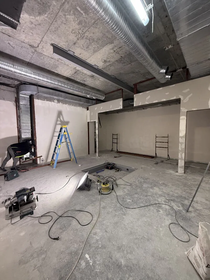 Wall partitions and exposed ceiling ventilation ducts — Beykent, İstanbul