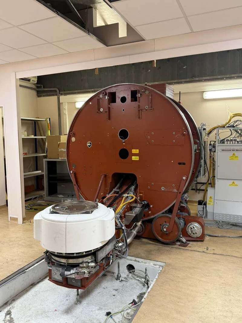 LINAC treatment head lowered in front of the gantry — Bobigny – IRHE