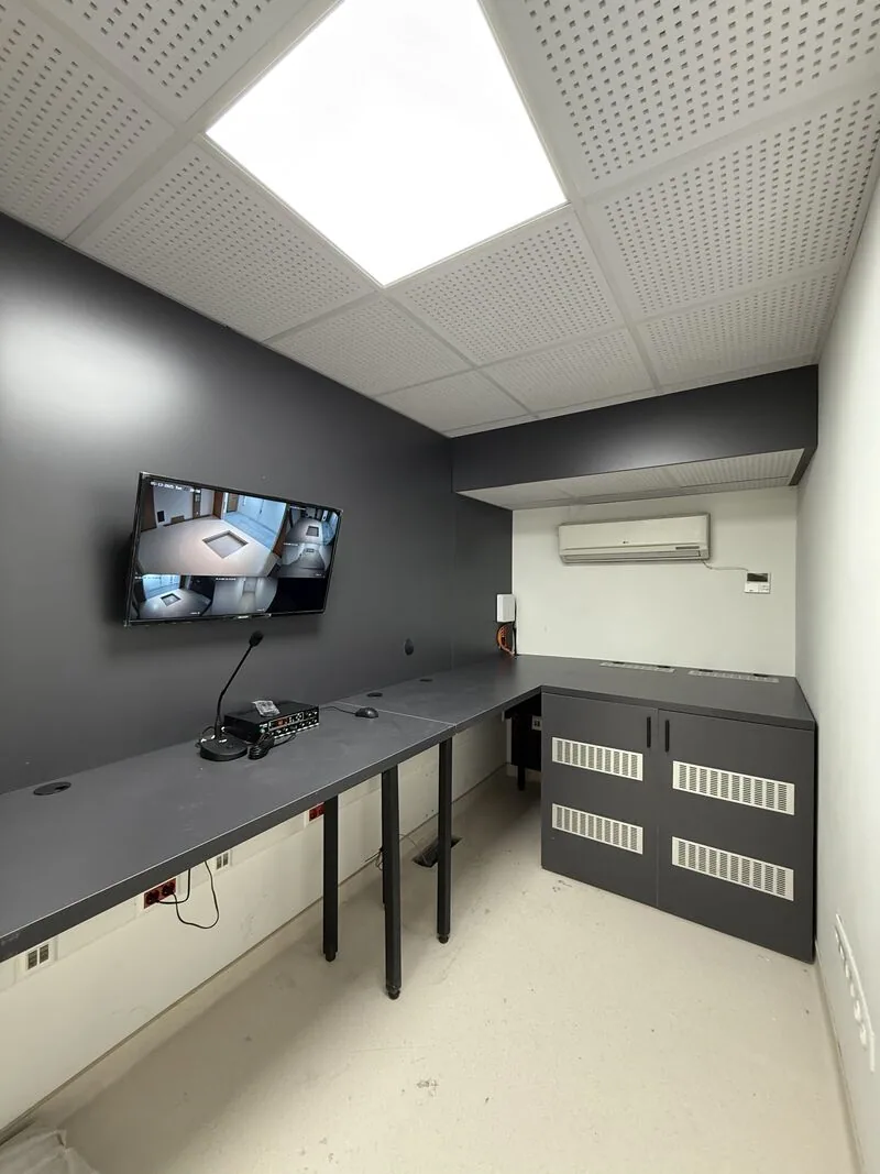 Work desk, cabinets and wall-mounted screen — Beykent, İstanbul