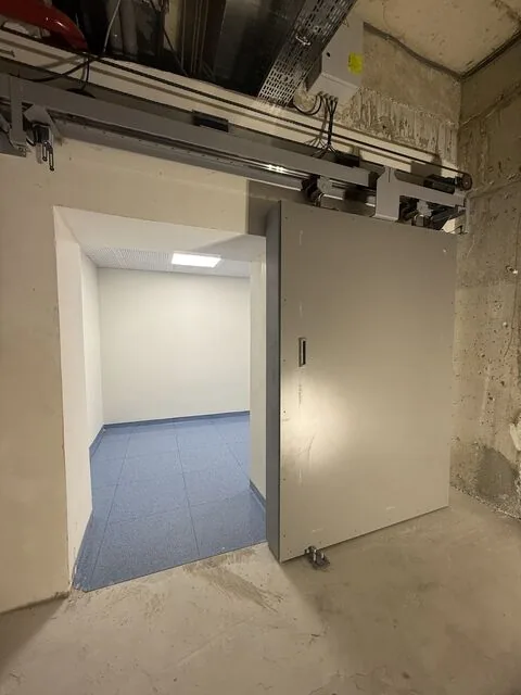 Open door leaf and mechanism above the doorway — Eskişehir