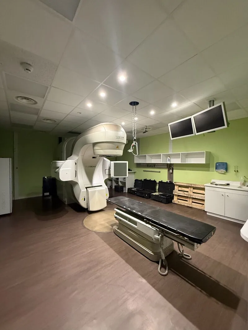 LINAC and patient table in the treatment room — Hôpital Lyon Sud