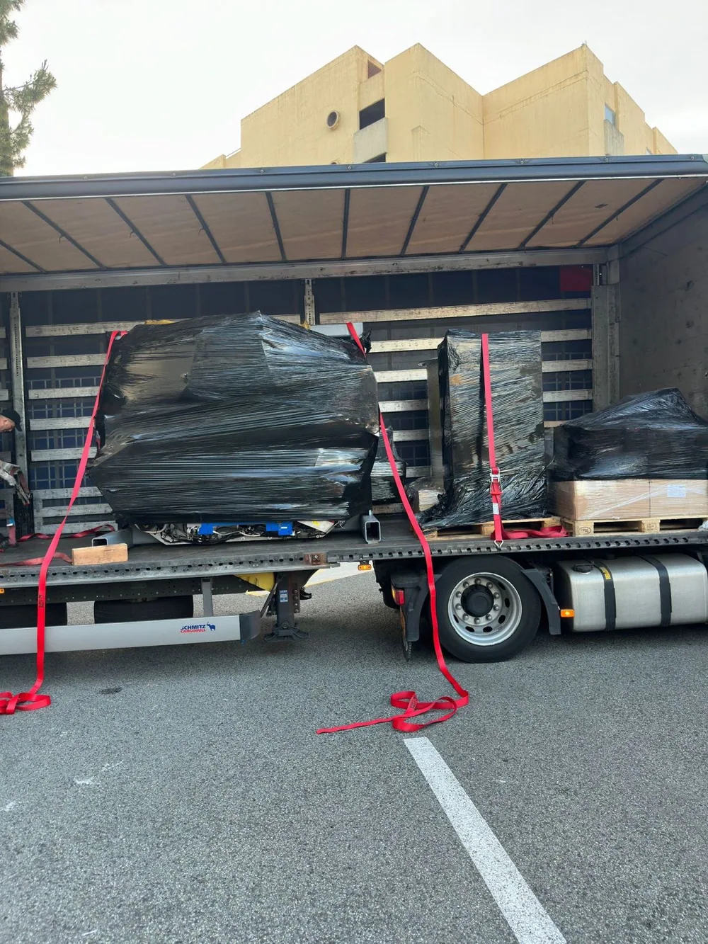 Wrapped components secured on the transport vehicle — Centre Antoine Lacassagne, France