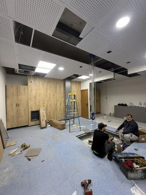 Team working in the room with wood wall finishes — Eskişehir