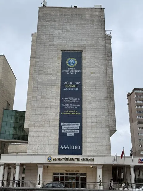 Entrance façade of Istanbul Beykent University Hospital — Beykent, İstanbul