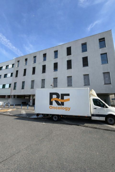 RF Oncology vehicle in front of the hospital building — Argenteuil