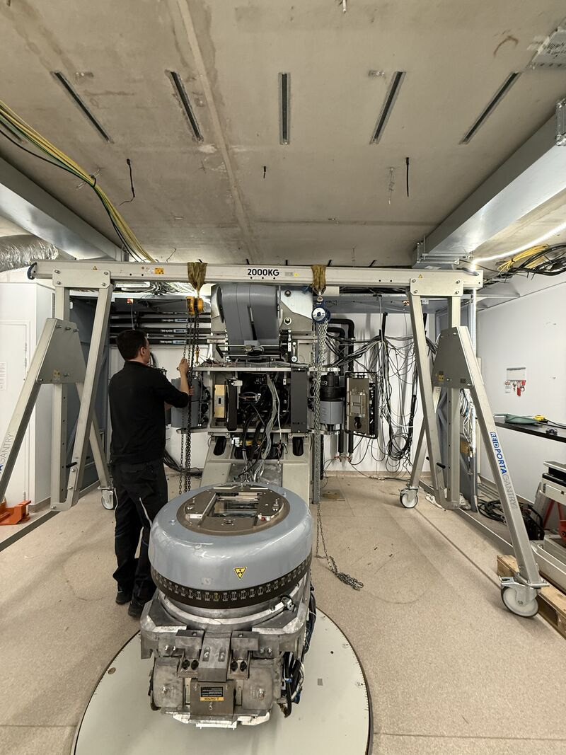 LINAC treatment head lowered in front of the gantry — Argenteuil