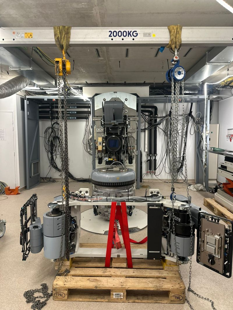Exposed LINAC gantry beneath the ceiling hoist — Argenteuil