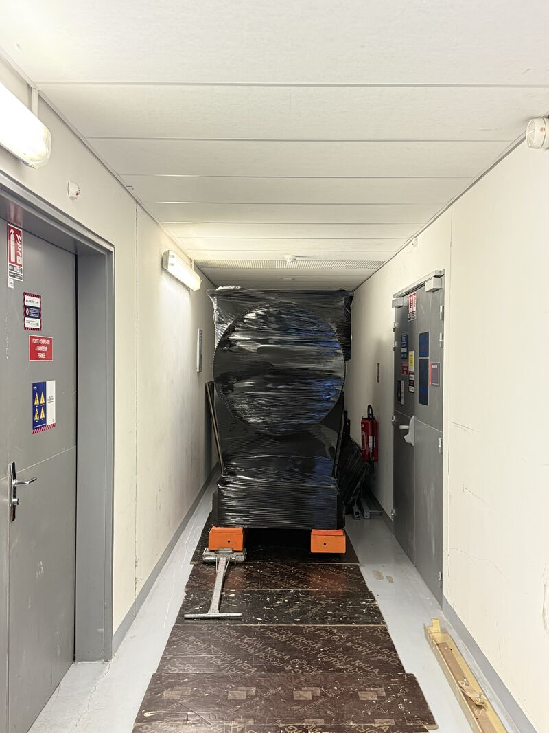 Wrapped unit on its transport frame in the hospital corridor — Argenteuil