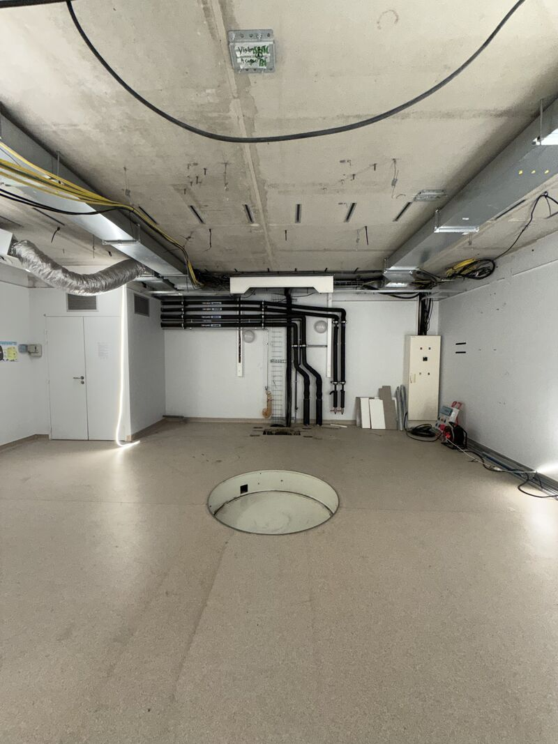 Empty treatment room with the circular floor base covered — Argenteuil