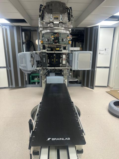 Front view towards the LINAC along the patient table — Argenteuil