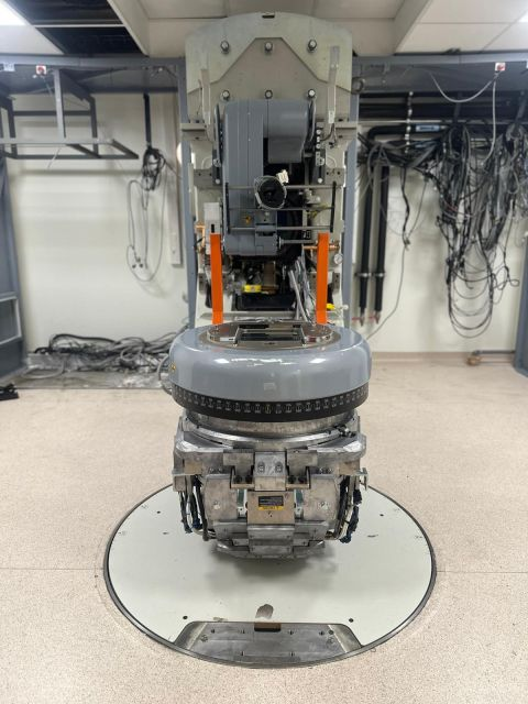 Exposed mechanical base of the patient table — Argenteuil