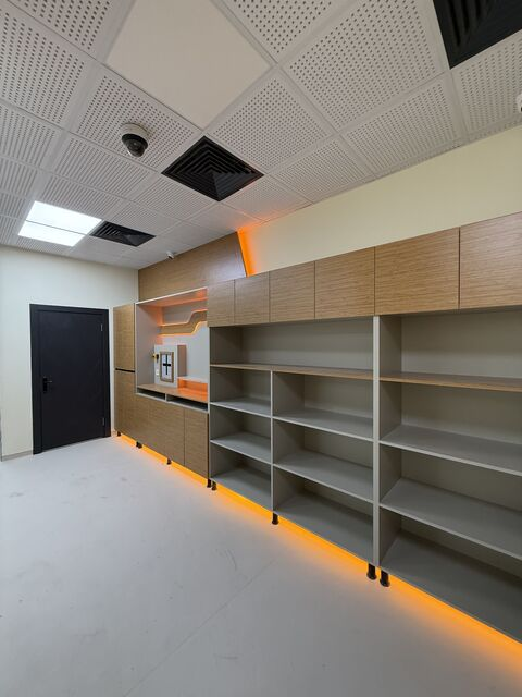 Wood-finished cabinets and open shelving in the room — Bursa Uludağ