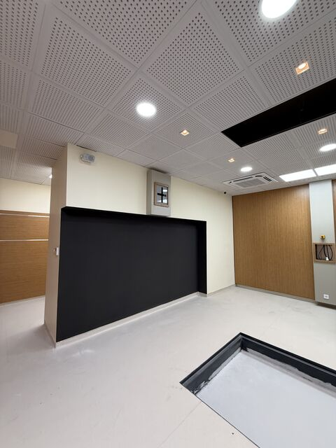 Large dark wall panel and equipment pit in the floor — Bursa Uludağ