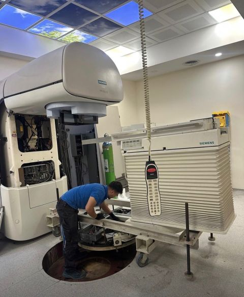 Team member working at the patient table base — Bursa Uludağ