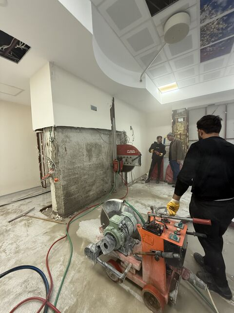 Team and work equipment during room renovation — Bursa Uludağ