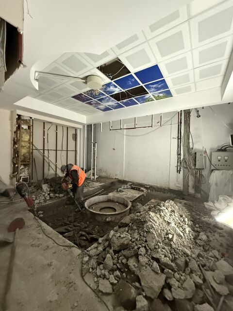 Rubble and exposed services after floor breaking — Bursa Uludağ