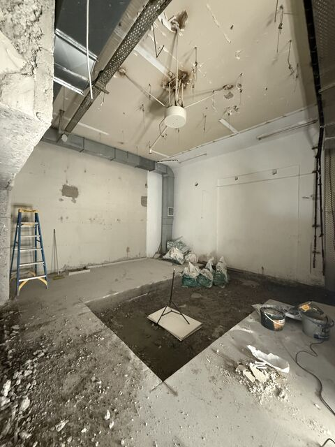Room with exposed ceiling ducts and services — Bursa Uludağ