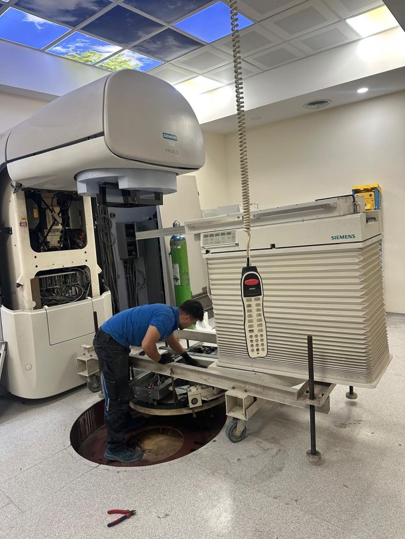 Team member working at the patient table base — Bursa Uludağ
