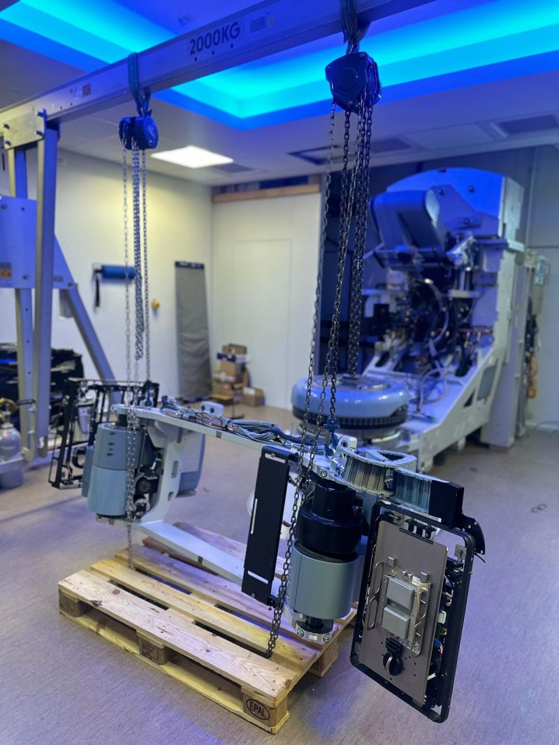 LINAC gantry supported by a hoist beside a pallet — Carcassonne