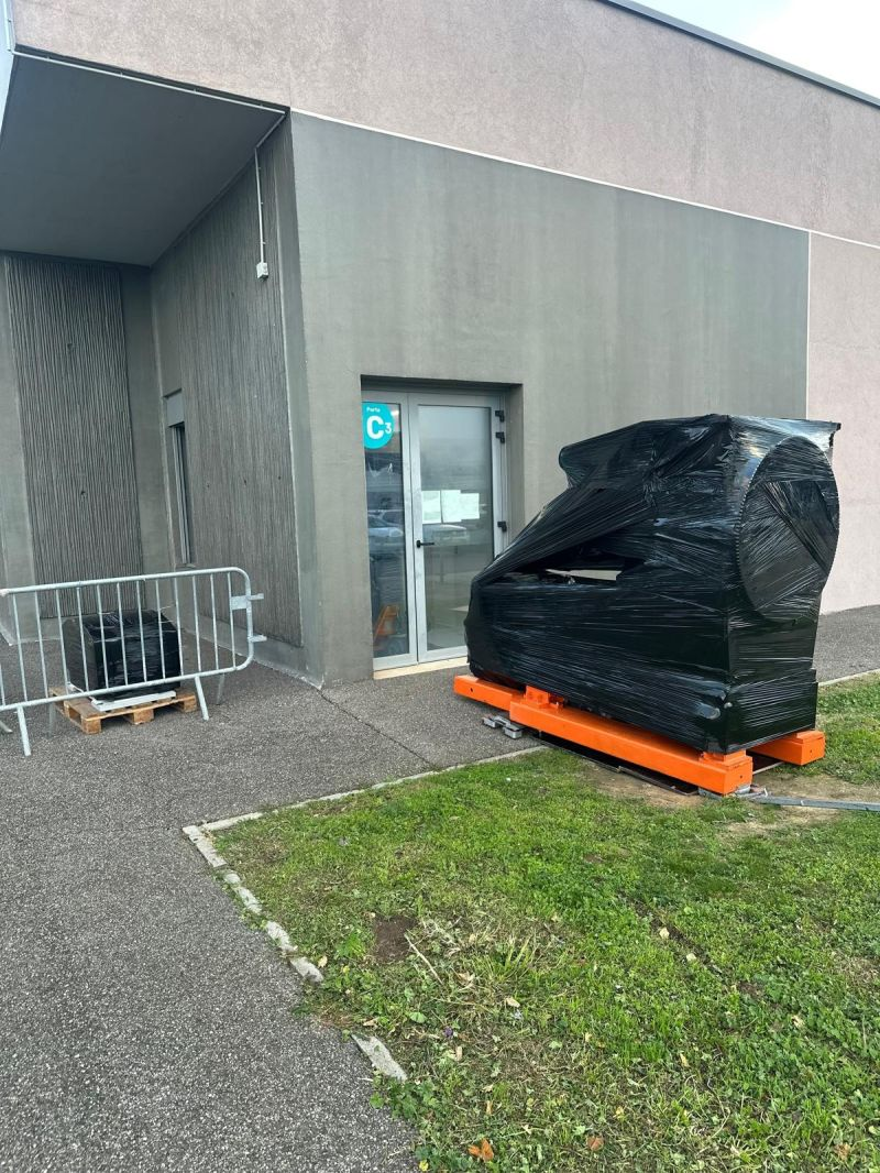 Wrapped unit on its transport frame outside the building — Carcassonne