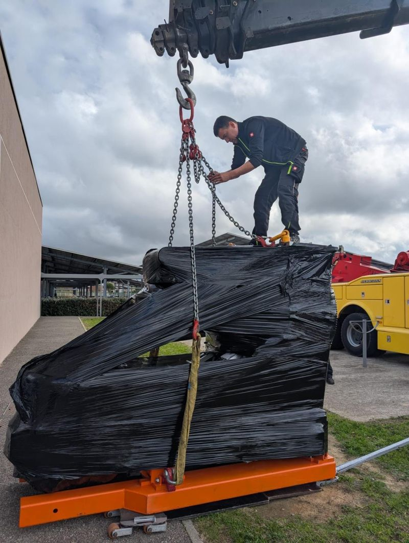 Lifting slings being attached to the wrapped unit — Carcassonne
