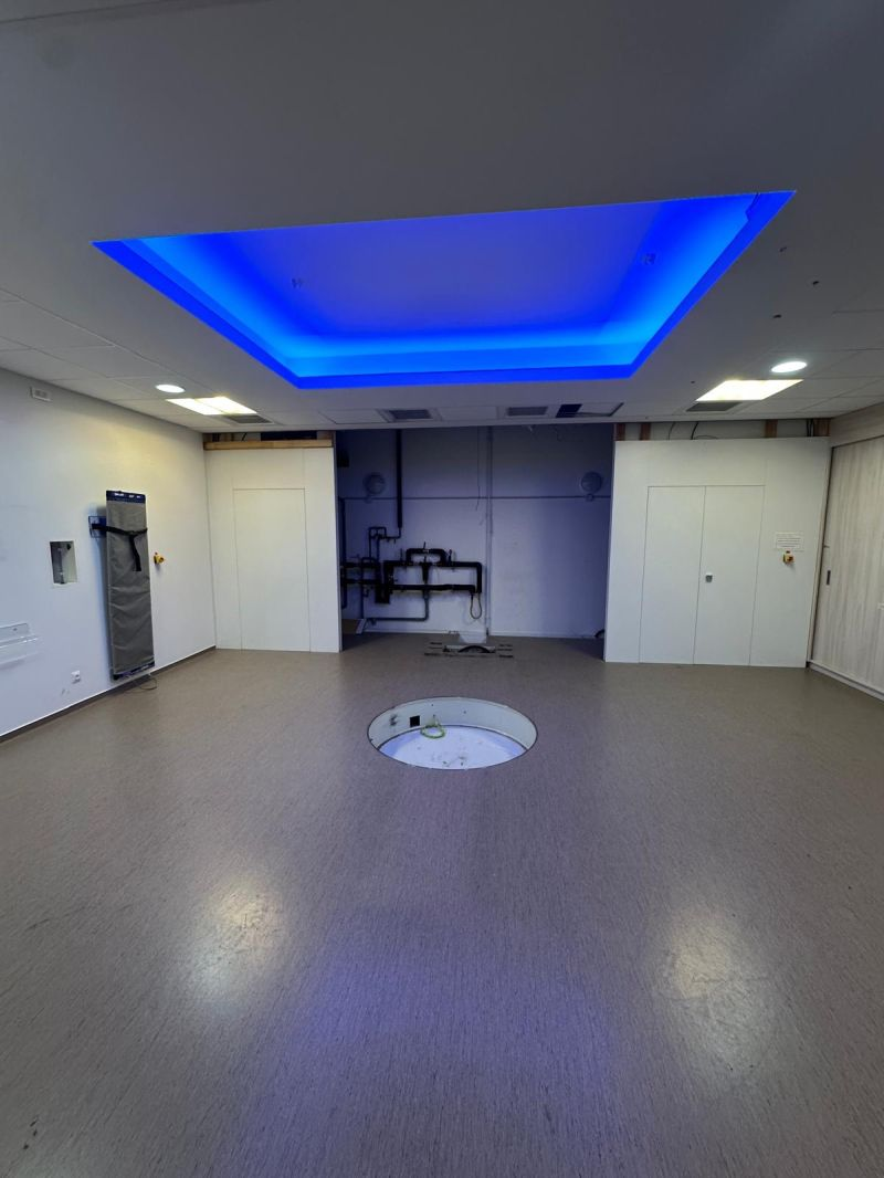 Blue-lit treatment room after equipment removal — Carcassonne