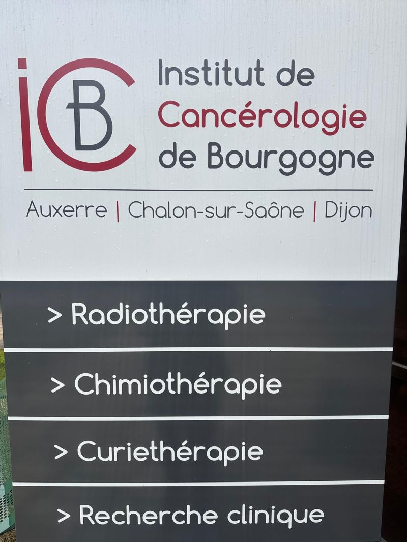Entrance sign of the oncology institution — Dijon