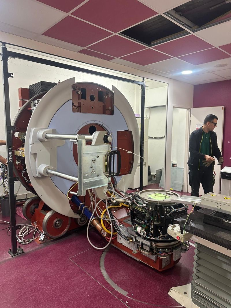 LINAC treatment head lowered in front of the gantry — Dijon